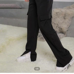 Cargobyxor  - Ett par snygga cargobyxor från shein! Helt nya! Säljer pga att jag ej gilla dom! Nypris 189kr