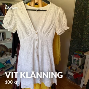 Vit klänning Nelly - Klänning från Nelly i strl 36/34. Jag tycker den är lite för kort för mig som är 163. 100 kr. Inte använd så mycket. (Min egen annons från tise, därav texten i hörnet) 