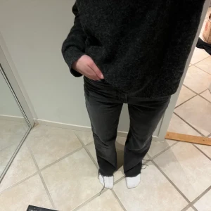 Zara jeans - Raka svarta jeans från zara. Jag är 164cm. Storlek 34 passar xs-s. Köpare står för frakt