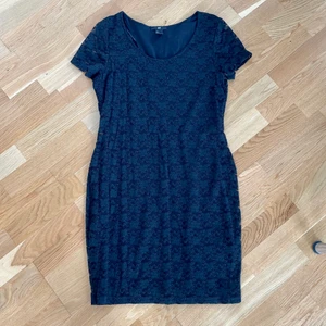 Svart lace klänning storlek m - Svart spetsklänning från H&M storlek m. Stretch. Plaggets längd 90cm.  I använd bra skick. Hämtas vid Kungsholmen eller Globen, alt skickas mot porto. 