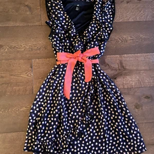 Fin prickig klänning - Så söt klänning. Prickar 50 tal! 