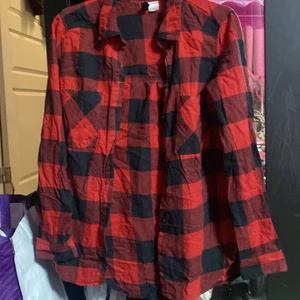 Skjorta  - Säljer min skjorta som jag köpte på HM säljer för 30 plus frakten