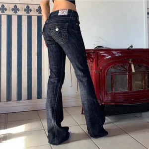 True religion jeans - ❌DE ÄR SÅLDA SÅ LÄGG INGA BUD❌BUD:600+frakt❌ Säljer dessa drömmiga lågmidjade bootcut jeansen från True Religion då de tyvärr är för små😩. Storlek W28 och de är långa på mig som är 175cm. Första bilden är lånad men tror att det är samma modell, bara lite skillnad på färgen. Midjemått: 38cm rakt över, innerbenslängd: 84cm💗💗 (OBS: Finns en pytteliten slitning längst ner på ena benet, kan skicka bild privat)💘 De är mörkblåa om det inte framgår i bilderna🌊 ❣️BUDA ELLER KÖP DIREKT FÖR 600kr+frakt❣️