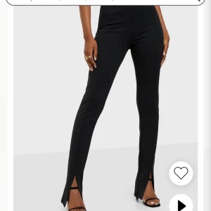 High Waist Slit Pant - Jättefina byxor med slit från Nelly. Långa  i storleken. 