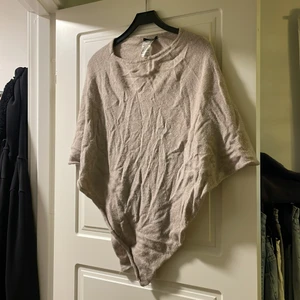 Poncho  - Från ginatricot i stickat material