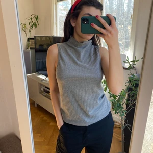 Grå tröja - Grå polo tröja, skit snygg! Aldrig använd