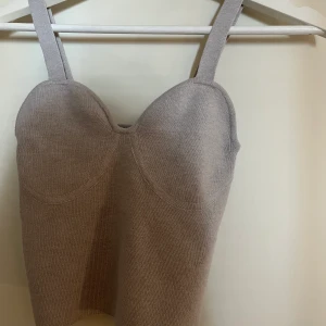 Stickat linne - Säljer de populära HM linnet i strl xs, men passar även mig med S