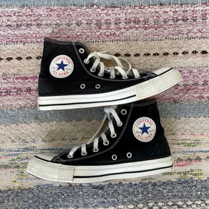 Svara converse - INTE SÅLDA ÄN! Svarta converse i storlek 39 som är i bra skick! Det enda som går att påpeka är att texten har slitits lite bak på sulan och skosnörena har någon svart fläck (de går ju lätt att byta ut om man vill) men annars är de i dunderskick ❤️ Frakten är 66kr 🫶🏼