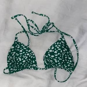 Bikinitopp - Säljer denna bikinitopp då den inte kommer till användning och använd nog 1 till 3 ggr bara. Man kan justera trianglarna så de bli breddade men också så de blir mindre. Du knyter både runt halsen och runt ryggen själv vilket gör att du kan reglera hela bikini själv. Alltså är den justerbar på alla sätt.☀️☀️Nypris: 119kr 