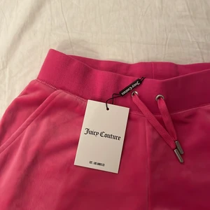 Juicy Couture - Helt nya oanvända Juicy Couture shorts i storlek xs, rosa. Är ute efter en snabb affär så först till kvarn, ingen bjudgivning. Fast pris