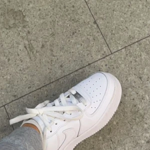 Air force  - Säljer mina helt nya air force köpte dom bara för två dagar sedan inga skador eller så vidare säljer dom nu för att ja har redan flera par skor och känner att det va onödigt 🤍