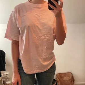 Vintage rosa oversized t-shirt  - En ljusrosa t-shirt, oversized och väldigt bra krage och material.💕