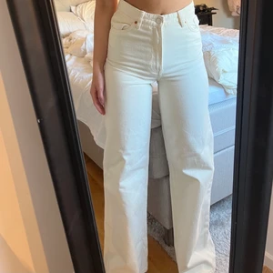 Beiga jeans - Säljer mina beiga vida jeans från Monki! Aldrig använda! Storlek 25
