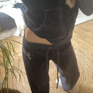 Juicy couture set - Marinblått fint set som har defekter vid muddarna på händerna (därav priset)