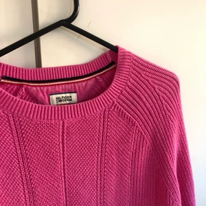 Tommy Hilfiger tröja - En finntommy hilfiger tröja som är stickad. Otroligt fin passform med fina små delatjer med loggan. Väldigt skön och en super fin mörkrosa färg. 