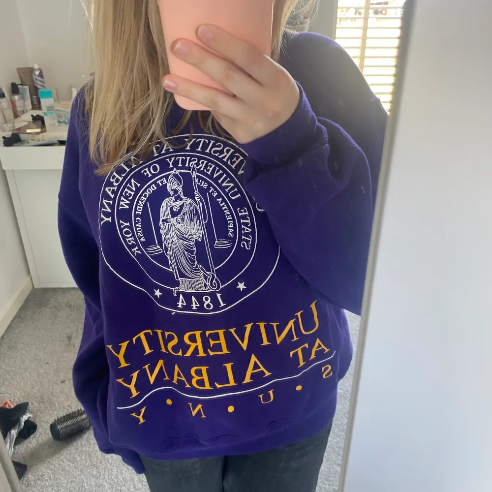 Säljer denna mörk lila vintage sweatshirten som jag köpte på en secondhandbutik! Använd några gånger. Köparen står för frakten!💜. Tröjor & Koftor.