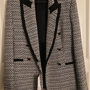Zara Blazer  - Jättefin Blazer inköpt från Zara för en månad sedan för 859kr. Storlek M men passar som S-M. Etiketter fortfarande kvar på plagget. Aldrig använd pga liten storlek.