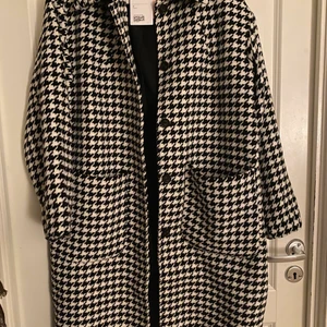 Hundtandsmönstrad kappa från Monki - Jättesnygg Hundtandsmönstrad kappa från Monki storlek S. Aldrig använd, etiketter fortfarande kvar. 