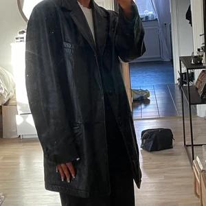 Läderjacka / Skinnjacka - Äkta läderjacka, köpt second hand. Väldigt mjuk. Säljer för att jag har köpt en ny. Ett hål i fickan men det är lätt att sy igen. 