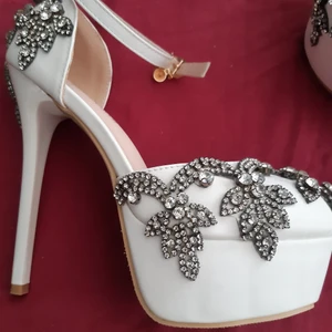 Platåsko Finsko totalt Nyakick, stl 36 - Platåsko. Nyskick Toppfina. Stl 36, Extra detaljer med i påse som kan sättas fas på vristen aldrig testat. Tar swish som betalning , 500kr plus fraktkostnad tillkommer på 66kr priset sammanlagt 566kr 