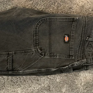 DICKIES VINTAGE JEANS - Sjuukt nice! Har blivit för små för mig bara tyvärr :( felfria!! Storlek 34x30. Sitter nice oversize