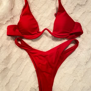 Bikini  - Bikini köpt från SHEIN förra året men har aldrig används enbart testat överdelen. Överdelen var lite stor och därför säljer jag den. 