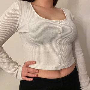 Topp - En vit topp från BikBok som sitter väldigt bekvämt. Säljs pga att den är för liten för mig (min kompis på bilden). Pris 40kr💕