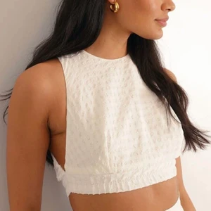 Gullig sommartopp från chiquelle - Vit topp från chiquelle, använd 1 gång så är som ny. 