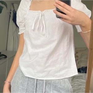 Vit topp - Superfin blus från h&m som inte kommer till användning. Skriv om ni har några frågor💞