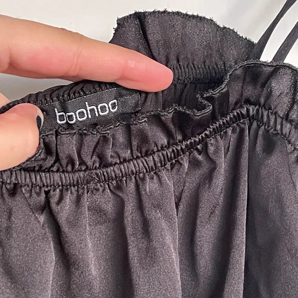 Räfflat linne, fina detaljer✨✨ köpt från Boohoo, svart och skinande i färgen (knappt använt) . Toppar.