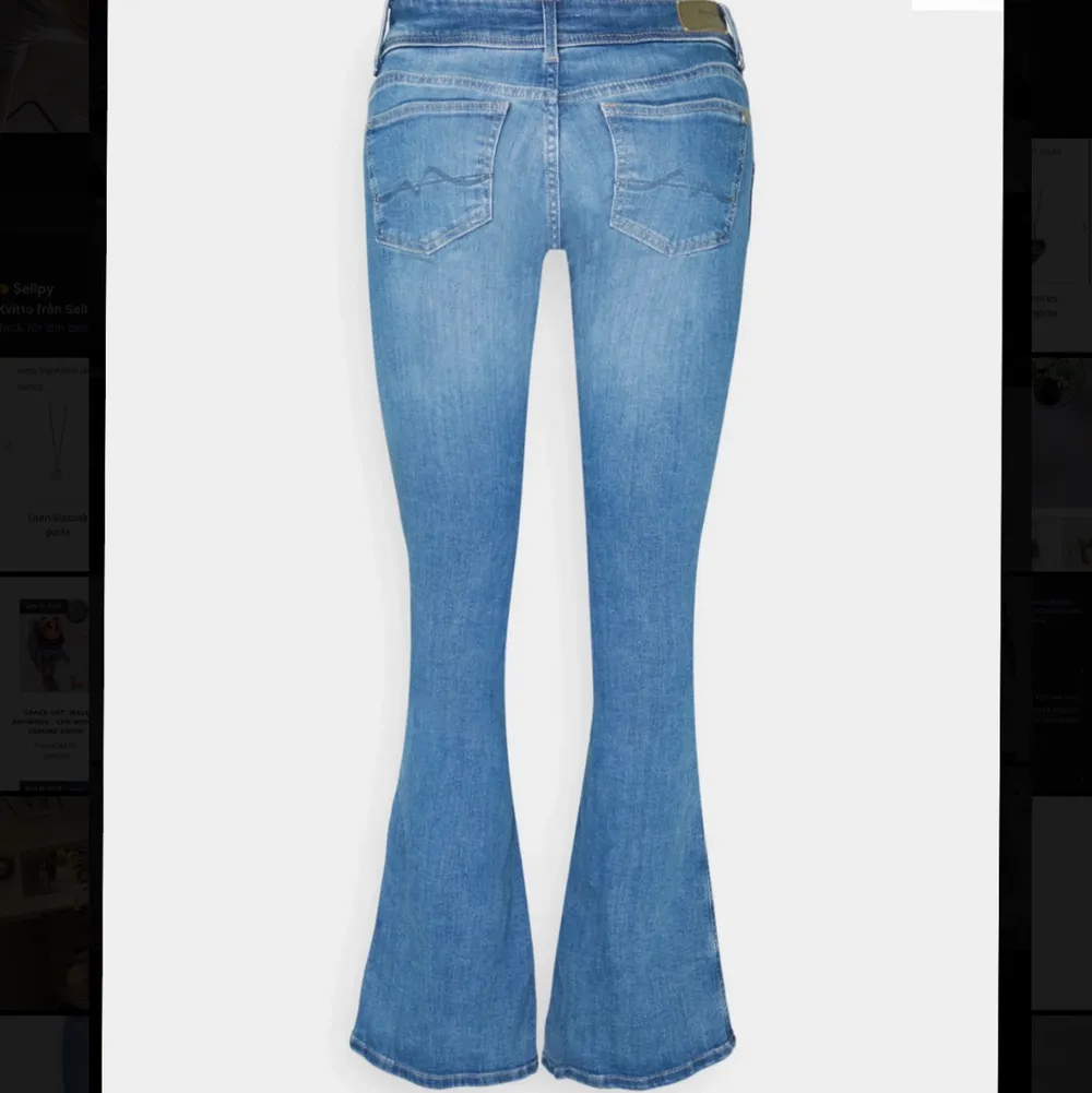 Blåa, flared, midwaist byxor från pepe jeans. Mycket bra skick då de är i princip oanvända. Ordinarie pris är 800-1000kr💕 ❗️Säljer även andra bootcut/flared-jeans +tröjor☺️❗️. Jeans & Byxor.