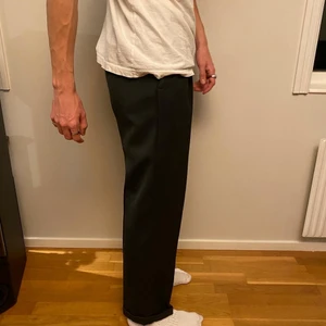 Vintage kostymbyxor - Vintage mörkgröna kostymbyxor - rak passform - sitter som storlek W31 L32 - färgen syns bättre på bild 2 - priset är 190kr!