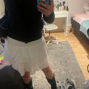 Volangkjol - Skitsnygg volangkjol från Chelsea💕 Säljer då den tyvärr inte kommer till användning. Använd 1 gång så den är som ny💕