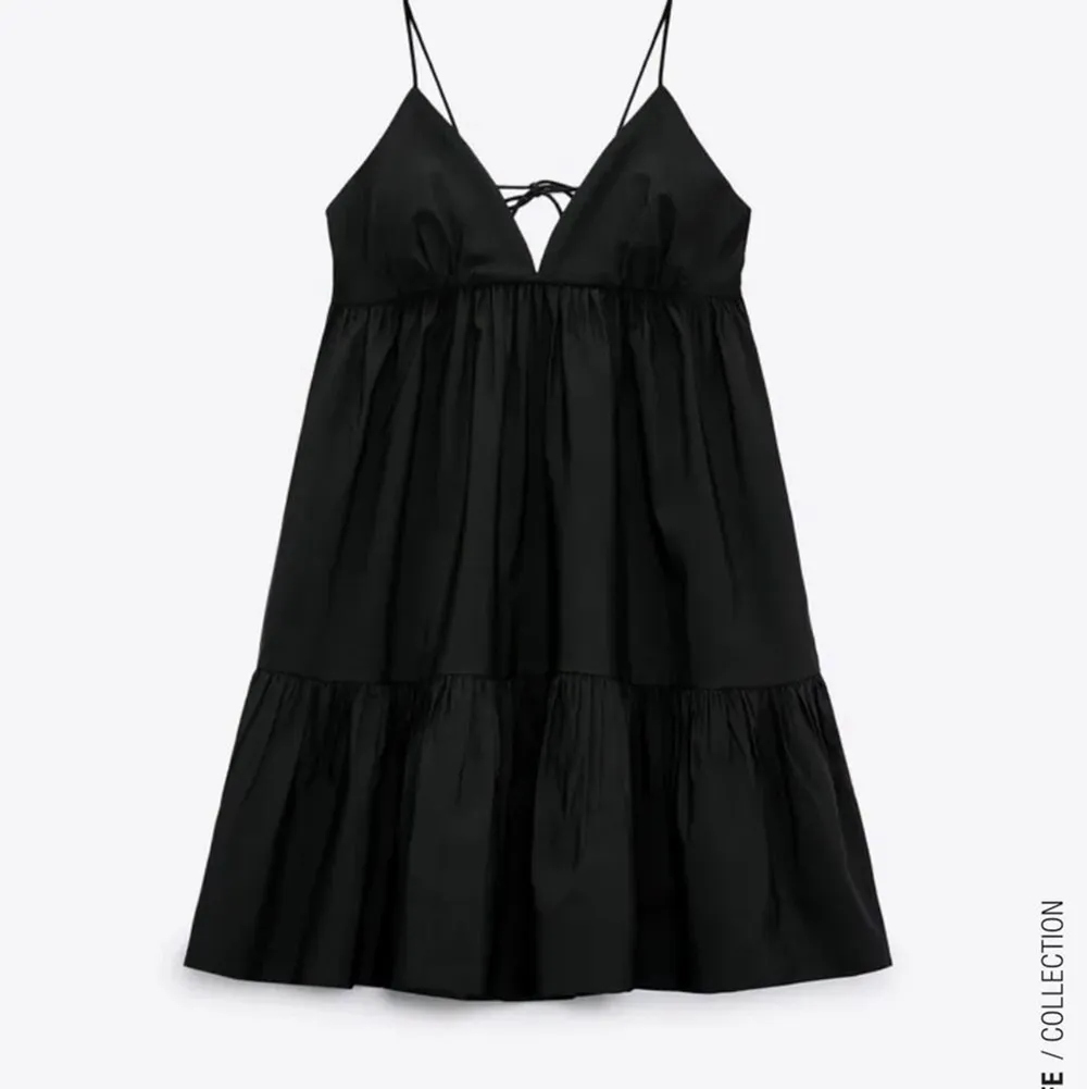 Sjukt snygg klänning från zara som tyvärr inte kommer till användning. Köpt på plick💕 Inga tecken på användning💕. Klänningar.