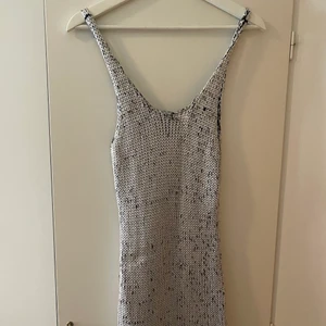 Klänning från H&M - En jätte unik klänning från H&M köpt för många år sedan till en skoldans. Använd bara den kvällen. Är i storlek M men passar även S.