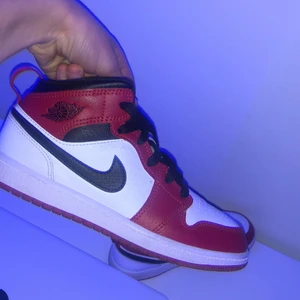 Storlek 33/5 knappt använda - Inte smutsiga knappt använda kanske 4/5 gånger bara högst bud vinner kan pruta om de e många som vill ha som beror på. Skriv om ni vill köpa dom 