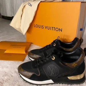 Louis vuitton skor - Säljer mina fina skor nu pga ja inte använder de… Storlek 37,5 men passar mig som är 38. Knappt använda och allting medföljer när man köper de. Nypris 8250