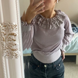 Glittrig volang tröja från zara - Glittrig volang tröja köpt från Zaras barnavdelning, storlek 152 men passar absolut mig med Xs i toppar