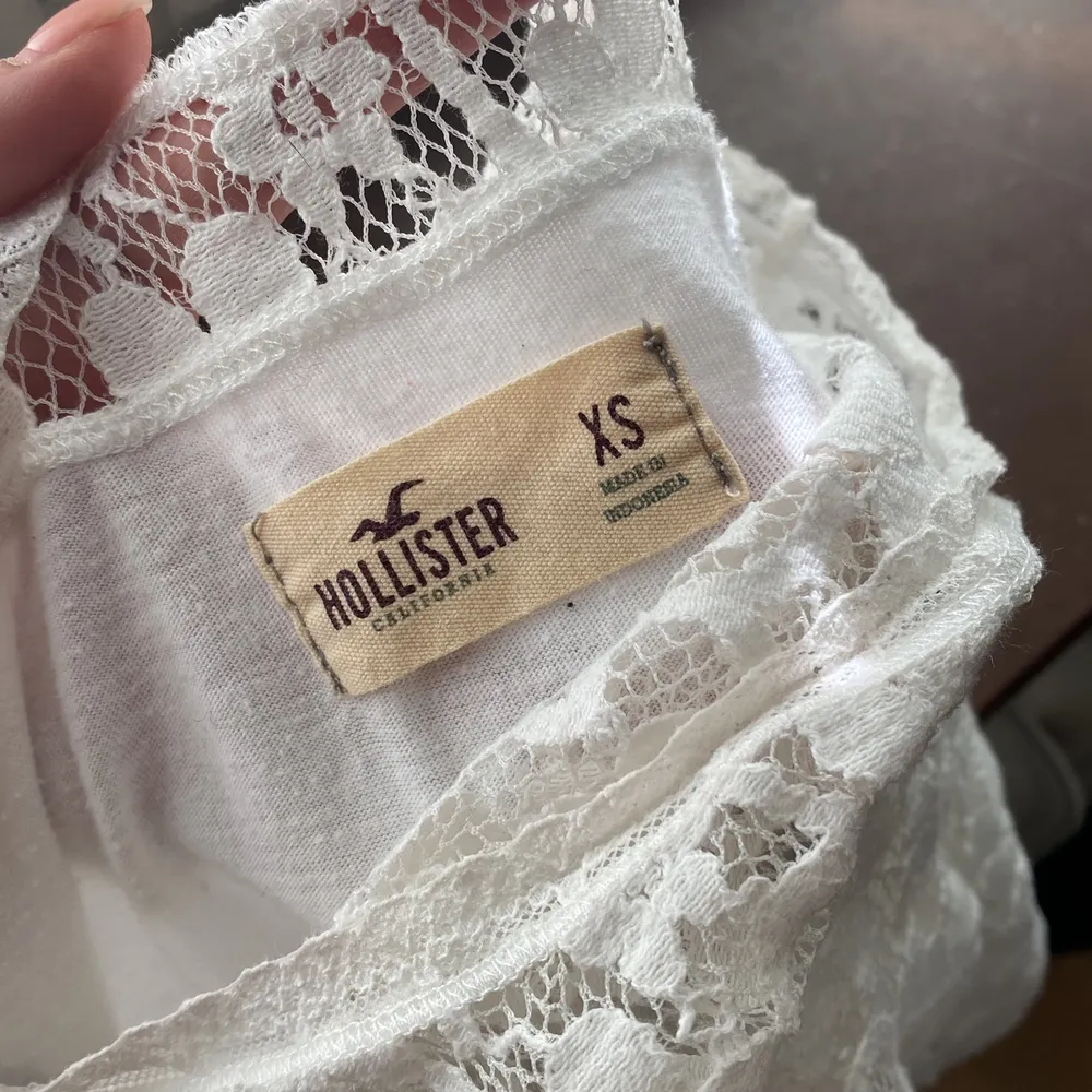 En fin gullig vit spets topp/linne från Hollister storlek XS . Toppar.
