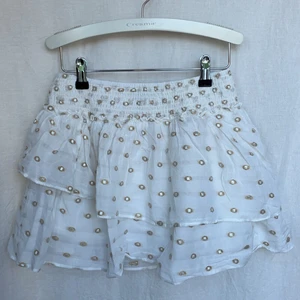 Söt Zara kjol  - Säljer min vita volangkjol med gulddetaljer från Zara. Kjolen är i storlek xs 🤩💕✨ 