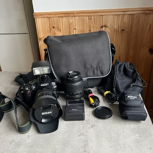 Nikon D5000 - Nikon D5000 i fint skick  Ingår: AF-S Nikkor 18-200mm f/3.5-5.6 (+UV filter) AF-S Nikkor 18-55 mm f/3.5-5.6 Nikon Speedlight SB-400 Batteriladdare MH-23 Batteri EN-EL9a Väska Minneskort USB-kabel AV-kabel  3800 kr eller bud med rätt att neka.