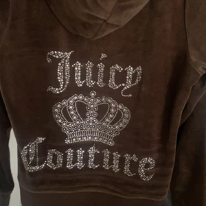 Brun Juicy couture tracksuit rhinestones - Brunt juicy couture sätt med rhinestones. Strlk xl men sitter som L/M använt fåtal gånger men säljer pga för liten. Köpt för 1200 säljer för 600 + frakt 