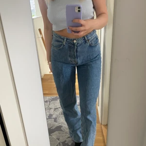 Raka jeans - Säljer mina absoluta favoritjeans som har blivit förstora. Perfekta i längden (är 173)🤍 och en rak och fin modell.
