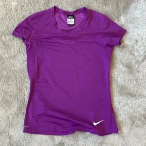 Nike träningstshirt dam - Nike tränings T-shirt men meshrygg dam, storlek M.