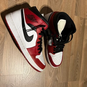 Jordan 1  - Köpta år 2020 användts kanske 10 gånger sedan dess annars har dem bara stått i garderoben. Nypris 2200kr. Köparen står även för frakten om man ej kan mötas upp