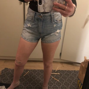 Shorts  - Jeans shorts i storlek xs. Använd men ingenting som syns. Relativt högmidjade