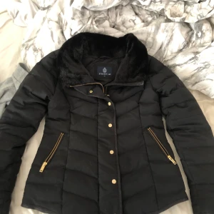 Höst/vinter jacka - Svart häst/vinter jacka. Funkar som vår jacka också. Det är en figur jacka som jag använt några gånger men inget som syns. Säljer pga den är för stor för mig. 