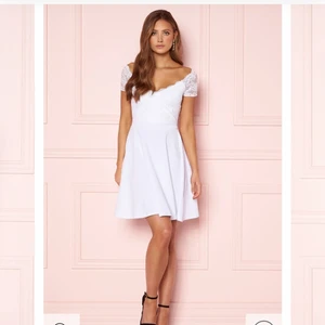 Examensarbete/Studentklänning - Perfekt studentklänning! Sitter amazing! Har ett lite tjockare tyg vilket gör att den formar sig väldigt fint! Bara testad. Köpte till studenten men har ändrat mig! Den är i storlek XL och är från Bubbleroom. Köpt för 350kr och säljer den för 200 + frakt.      Kan mötas upp i Sala/Uppsala/Gävle.