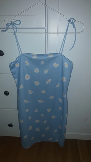 Klänning - En blå blommig klänning från SHEIN💙🌻använt 2 gånger max! Köptes för 60kr🤍