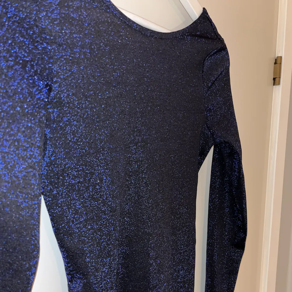 Säljer denna super fina glittriga klänning i strl 34 från H&M💕 Säljer pga av att den är lite för liten för mig och aldrig kommer till användning:( Den är lite genomskinlig!! Man står för frakt själv🫶. Klänningar.